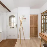 Wellbeing Escape, 5-bed House With Yoga *