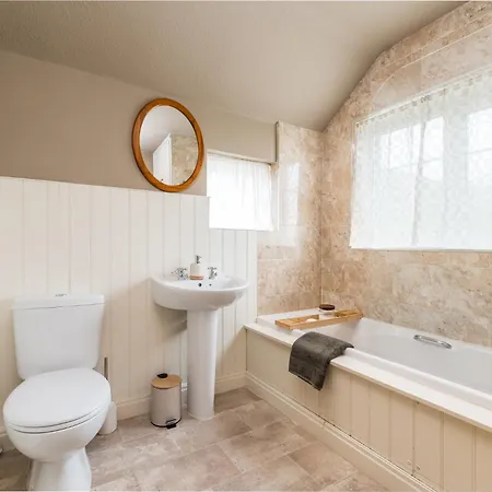 Wellbeing Escape, 5-bed House With Yoga