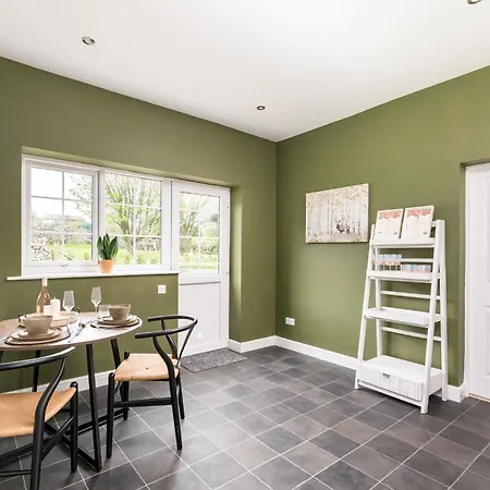 Wellbeing Escape, 5-bed House With Yoga 度假居 马勒姆