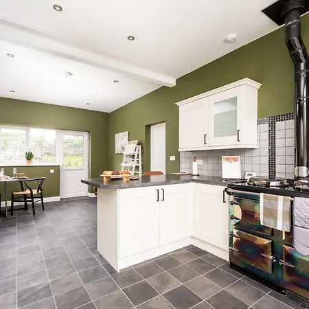 Wellbeing Escape, 5-bed House With Yoga Casa vacanze