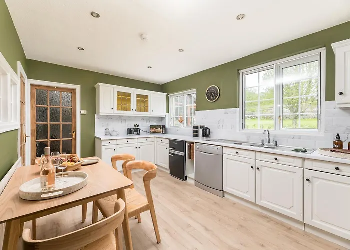 Wellbeing Escape, 5-bed House With Yoga Ferienhaus *