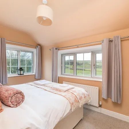 بيت للعطل Wellbeing Escape, 5-bed House With Yoga مالهام