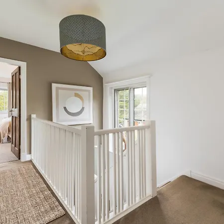 Wellbeing Escape, 5-bed House With Yoga بيت للعطل