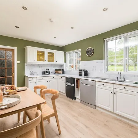 Wellbeing Escape, 5-bed House With Yoga بيت للعطل *