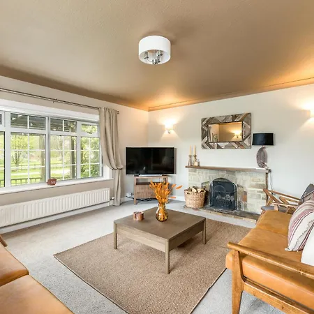 بيت للعطل Wellbeing Escape, 5-bed House With Yoga *